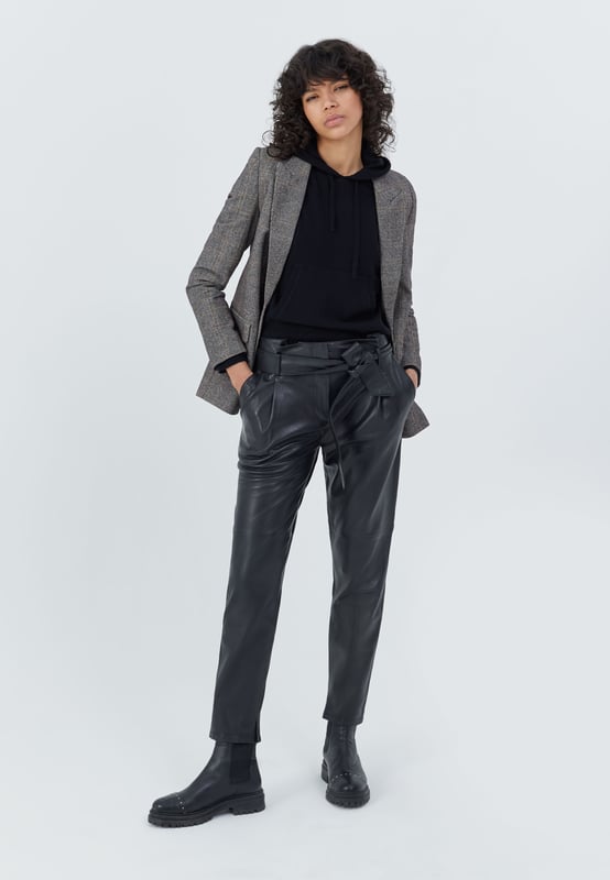 These high-waisted lambskin trousers feature a removable waistband, two side Italian pockets, cut-outs at the knees and slits at the bottom of the leg. Straight leg cut 7/8. Button and zip fastening.