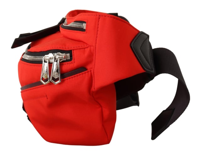 A estrenar con etiquetas y bolsa guardapolvo.
  Color: Rojo/Negro.
  Material: Poliamida 92% Acrilico 8%.
  Cierre de cremallera.
  1 compartimento principal.
  1 bolsillo con cremallera.
  Herrajes plateados y placa con el logotipo.
  Longitud de la correa a.