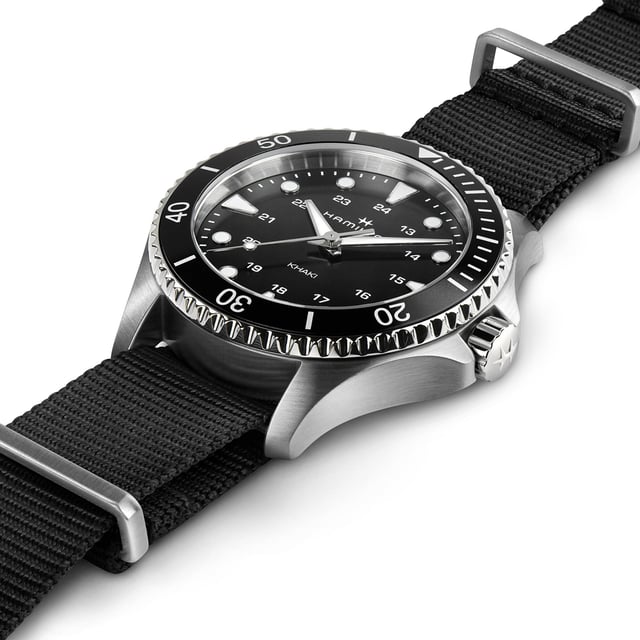 Diese Timex Navi Analog-Uhr für Herren ist das perfekte Zeitmesser, das Sie tragen oder verschenken können. Das silberne, 41 mm große Gehäuse in Kombination mit dem bequemen schwarzen Stoffarmband sorgt dafür, dass Sie dieses atemberaubende Zeitmesser ohne Kompromisse genießen können. Angetrieben von einem hochwertigen Quarzwerk und wasserdicht bis 10 bar, wird Ihre Uhr ständig ticken. Elegantes, sportliches und modernes Design, perfekt für Männer und ausgestattet mit einer drehbaren Lünette - Die Uhr hat eine Funktion: Leuchtzeiger, leuchtende Zahlen. Hochwertiges 21 cm langes und 19 mm breites schwarzes Stoffband mit einer Schnalle. Gehäusedurchmesser: 41 mm, Geäusedicke: 12 mm, Gehäusefarbe: Silber und Zifferblattfarbe: Schwarz.