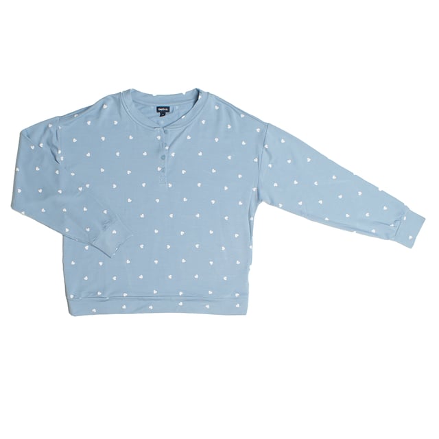 Esta camiseta de pijama de manga larga de GAP es una opción ideal para quienes buscan la combinación perfecta de comodidad y estilo durante el descanso. 

Confeccionada en un tejido suave y ligero, garantiza una sensación acogedora sobre la piel, permitiendo un sueño reparador y tranquilo.

El diseño presenta un estilo Henley clásico, con un cuello redondo y un cierre de botones, lo que no solo añade un toque elegante, sino que también permite ajustarlo según la preferencia personal, ofreciendo versatilidad y confort. 

El corte holgado y relajado asegura libertad de movimiento, haciendo de esta camiseta una prenda ideal no solo para dormir, sino también para relajarse en casa.
 Composición: 96% Modal, 4% Elastano
 Cuidados:
- Lavar a máquina con agua fría.
- Utilizar colores similares en el lavado.
- Evitar el uso de blanqueadores.
- Secar a baja temperatura en secadora.
- Planchar a baja temperatura.
- No lavar en seco.