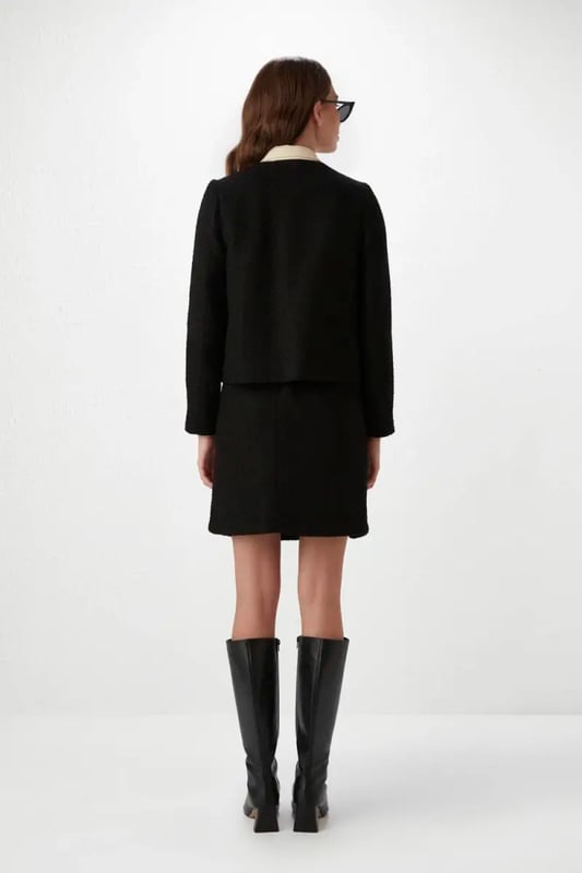 Our sizes run large, we recommend you to prefer one size smaller. Designed for those who want to easily capture a sophisticated elegance, this black Tuvit jacket is an excellent combination of classic and modern lines. This piece, where you can talk about your elegance both in business and special invitations, will be indispensable for the wardrobes. It offers practicality with functional pocket details and single -button front closing. It adds a modern atmosphere with a minimalist collar and flat cut. The deep black color adapts to all kinds of combinations. This black Tuvit jacket forms an excellent business combination with a white shirt and a black pencil skirt. When you are completed with heels and an elegant handbag, you can take your elegance to the next level.