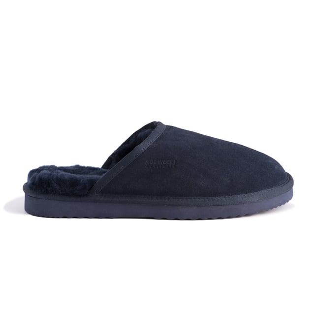 DETALLES Zapatilla acogedora, cómoda y fácil de poner Forro de lana de piel de oveja australiana genuina de primera calidad superior Cuero de primera calidad Parte superior de gamuza con plantilla de piel de oveja australiana Procesamiento ecológico y de origen sostenible Zapatilla de piel de oveja unisex: se puede usar de día y de noche Talla unisex Suela de EVA suave: extra Amortiguación y ligereza Piel de lana firme para una calidez superior.