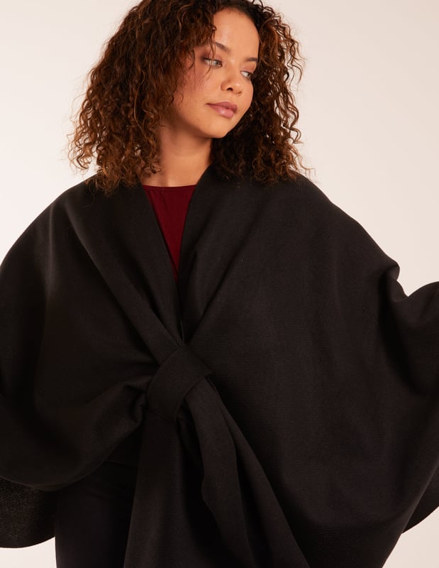 The perfect layer for those sunny and dry winter days. Out for a walk on a Sunday morning or just for a coffee with the girls, you're sure to be stylish and warm at the same time.