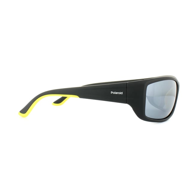 Las gafas de sol Polaroid Sport PLD 7011/S 71C ex Black Yellow Grey Silver Mirror Polarised son un elegante estilo deportivo con el clásico diseño envolvente y una montura sólida, duradera y ligera. La característica estrella son las lentes polarizadas de Polaroid que reducen el resplandor horizontal de la carretera, el agua y la nieve y ofrecen además protección 1005 UV400.