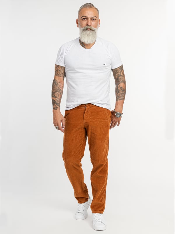 Wenn Sie nach stylischen Beinkleidern suchen, dann sind Sie bei Rock Creek an der richtigen Adresse. Die Marke bietet eine Vielzahl an modischen Hosen für Damen und Herren. Wählen Sie zwischen lässigen, eleganten und extravaganten Modellen und finden Sie die ideale Hose für Ihren Stil. Die verschiedenen Modelle begeistern mit einer hohen Materialqualität, einer hervorragenden Verarbeitung und einem angenehmen Tragegefühl. Außerdem präsentieren sie sich mit trendstarken Designs. Mit dem Modell RC-2156 bieten wir Ihnen, eine Cordhose mit einem robusten Stoff die zugleich weich, gemütlich und trotzdem edel aussieht an.