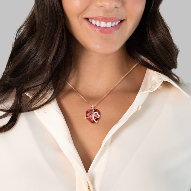 A piece of jewelry for the really big feelings: With this chain of the jewelry label Rafaela Donata, they say "I love you" in an impressive way. The focus is on the heart -shaped glass trailer, in the numerous facets of which the light breaks. A filigree curved band made of rose -gilded metal decorated with zirconia sets sparkling accents and bears the engraved love message "I love you". The extraordinary trailer dangles on a rose -gold -colored anchor chain, which, thanks to an extension chain with a carabiner closure, can be easily and quickly adapted to the cleavage. A gift for a birthday or Valentine's Day cannot be more romantic!