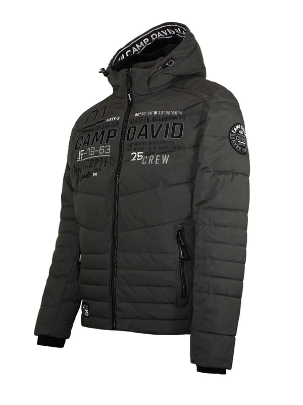 Deze heren winterjas van CAMP DAVID is precies wat je nodig hebt voor een coole ski-look. De jas heeft smalle quilting op de mouwen, schouders, zijkanten en zoom voor een sportief accent. Opvallend logoborduursel siert de voorkant van de jas. De jas heeft een afneembare capuchon met een knusse teddyvoering, een opvallende logoboord en andere motieven. Het jack heeft ook neopreen details op de ritssluiting aan de voorkant en ritszakken.