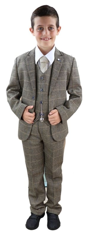 Elegante, elegante y sofisticado, luce perfecto con este traje de tweed de tres piezas de espiga a cuadros en marrón tostado de primera calidad. La chaqueta de dos botones tiene una caída hermosa y tiene una construcción de media lona que se adapta a la forma de tu cuerpo cuanto más la uses. Un chaleco a juego completa el traje de tres piezas con un estilo de botonadura sencilla con bolsillos sastre clásicos y un ajustador en la espalda para garantizar que puedas crear tu ajuste ideal. El traje es atemporal y contemporáneo al mismo tiempo y te permite lucir lo mejor posible durante todo el día.