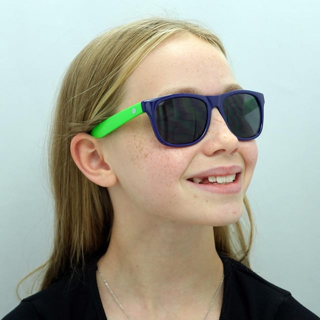 Smarty X2133 C blauwe neongroene grijze zonnebril Zorg ervoor dat je kind opvalt met SMARTY Designer Zonnebril model X2133C, perfect voor jongeren van 7 tot 11 jaar. Deze rechthoekige zonnebril heeft een gestroomlijnd zwart montuur met levendige neongroene kunststof armen en grijze glazen, en biedt superieure UV-bescherming en een gedurfde, moderne look. Het X2133C model combineert trendy design met jeugdvriendelijk comfort en duurzaamheid, waardoor ze ideaal zijn voor elk buitenavontuur. Deze designer zonnebril is verkrijgbaar met een onverslaanbare korting op de normale verkoopprijs en biedt uitzonderlijke kwaliteit en waarde. Voorzie je kind van de ultieme mix van stijl en veiligheid met SMARTY zonnebrillen.
