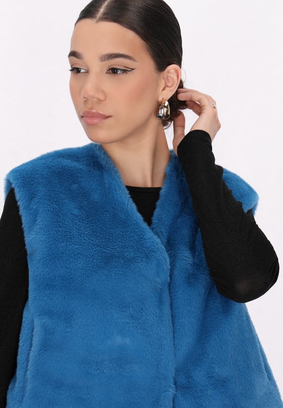 Geef je wintergarderobe een boost met dit funky, mouwloze vest met kort bont. De zachte buitenkant en binnenvoering zorgen voor warmte en comfort, perfect voor koude dagen. Met een V-hals, verborgen sluiting en rechte zoom biedt het een casual maar stijlvolle look. Dit wintervest is gemaakt voor een moderne jonge vrouw en houdt je het hele seizoen lang behaaglijk.  Waistcoat