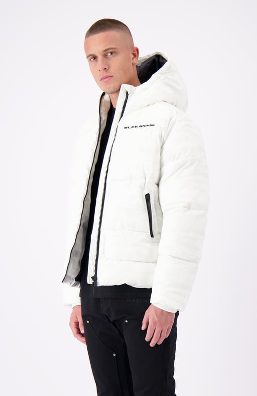 Fabricado en 100 % poliéster. El color cambia según la temperatura; diseño innovador que reacciona al color. Ajuste relajado para usar en capas cómodamente y una silueta informal. Cierre de cremallera frontal de largo completo para usar fácilmente. Dos bolsillos frontales con cremallera para un almacenamiento seguro y una mayor funcionalidad. Incluye una capucha para mayor calidez y protección en climas más fríos. La marca BLCK BNNS se destaca en la espalda y el pecho. Material aislante para mantenerte abrigado en condiciones frías. Perfecto para ropa de calle, informal o de invierno para exteriores, combinando funcionalidad y estilo.