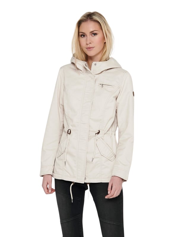 De Only parka voor dames combineert functionaliteit met vrouwelijke elegantie en zet een nieuwe standaard in je outdoorgarderobe. Een blinde rits over de hele lengte en een drukknoopsluiting aan de bovenkant bieden optimale bescherming tegen het weer, terwijl de details van deze parka het unieke karakter benadrukken. De kleine borstzak met rits is niet alleen praktisch, maar ook een modieuze blikvanger.  De twee zijzakken zijn perfect gepositioneerd om je handen warm te houden of om belangrijke kleine spullen bij de hand te houden. Dankzij het interne trekkoord in de taille en zoom kan de parka individueel worden aangepast - voor een flatterend silhouet of gewoon voor meer comfort. Een badge op de bovenarm geeft de parka een authentieke touch en onderstreept de kwaliteitsbelofte van het merk Only.  De grote capuchon beschermt niet alleen tegen onverwachte weersveranderingen, maar voegt ook een vleugje drama toe aan het algehele ontwerp. De kapmouwen over de lange mouwen hebben een innovatieve snit en bieden extra bescherming en bewegingsvrijheid. Ondanks het robuuste uiterlijk is de parka verrassend licht en belooft hij comfortabel te dragen zonder je te belasten.  De kleine split aan de achterkant zorgt voor extra bewegingsvrijheid en geeft de parka een modern tintje. Deze Only damesparka is gemaakt van hoogwaardige materialen en staat niet alleen voor duurzaamheid, maar ook voor een hoog draagcomfort dat je elke dag vergezelt. Dit kledingstuk is meer dan alleen een parka; het is een betrouwbare laag die warmte, comfort en ongeëvenaarde stijlflexibiliteit biedt, perfect voor de modebewuste vrouw die kwaliteit en elegantie waardeert.
