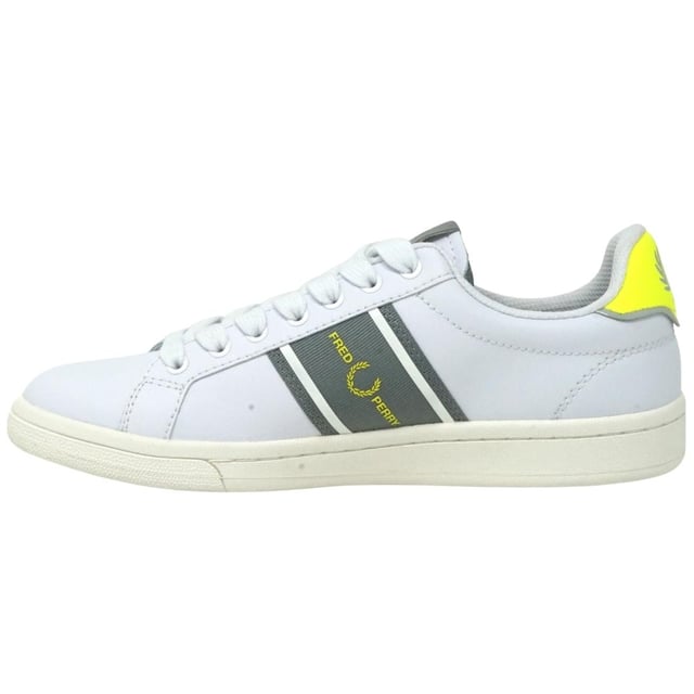 Fred Perry B9280 134 B721 lederen witte sneakers. Fred Perry witte schoenen. Stijl: B9280 134. Merklogo op tong. Sneakers met vetersluiting. Merkbadge aan de zijkant van de schoen