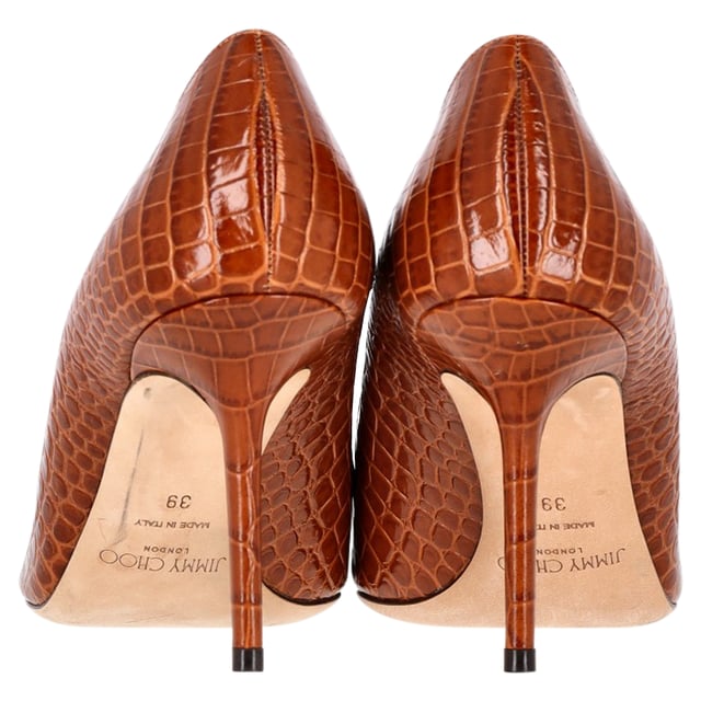 VINTAGE, RRP AS NEW
Elevate your ensemble with the Jimmy Choo Croc Embossed Love Pumps in luxurious brown leather, featuring an alluring croc-effect finish and a sophisticated pointed toe design for a touch of timeless elegance.


Jimmy Choo Croc Embossed Love Pumps in Brown Leather
Condition: Very good
Signs of wear: Minor markings, Lightly used but very well maintained. Minor mark at soles & creasing, light scuffing at the soles and heels.
Packaging: None
Color: Brown 
Material: Leather | leather
Size: EU39/US9
Measurements: Heel height: 90; Insole length: 290
SKU: NAPPUGBSH386163W