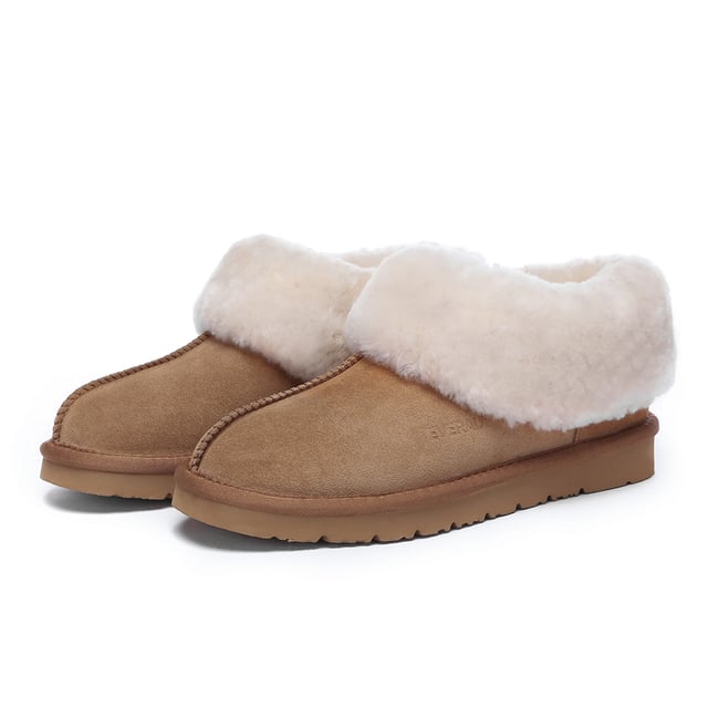 Estas acogedoras pantuflas con costura central y cuello completo ofrecen una invitación a disfrutar de una comodidad incomparable. Confeccionado con un forro y una plantilla hechos de piel de oveja, proporciona calidez transpirable para los pies fríos. Especificación: Parte superior de gamuza Forro cálido de lana de piel de oveja Plantilla de lana de piel de oveja suave Suela Eva Tecnologías: Parte superior resistente al agua Suela ligera