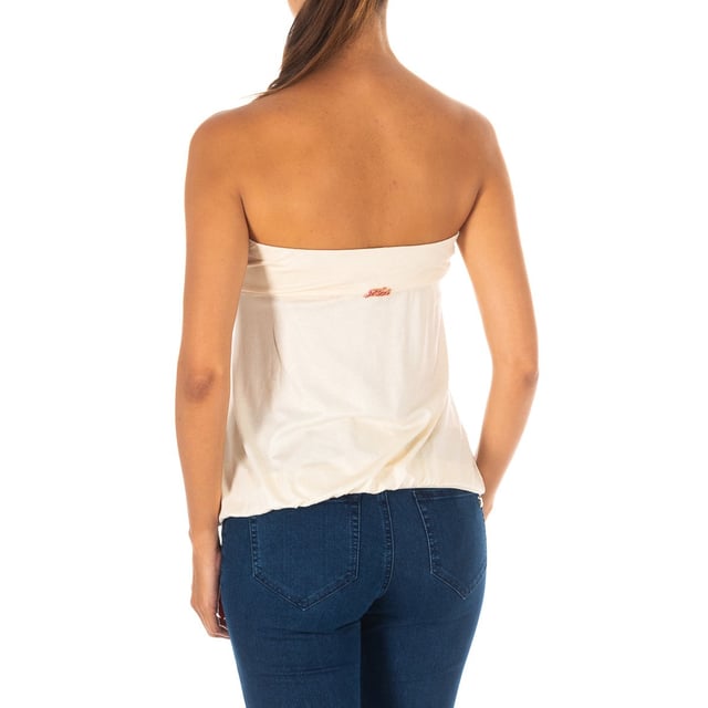 Camiseta sin mangas.
Efecto top mediante sujeción de goma elástica. 
Color Crudo
Aplicación de pedrería, en el frontal superior. 
Detalle de dobladillos en la parte frontal. 
Cinturilla elástica. 
Aplicación metálica del nombre de la marca, en la parte trasera superior.
Tejido cómodo y ancho.
Costuras vistas a tono.

Composición:  90% Viscosa, 10% Elastano

- Lavar máximo a 40ºC.
- Planchar a media temperatura, máx. 110ºC.
- Permite usar secadora.
- No usar lejía.
- No admite el  lavado en seco.