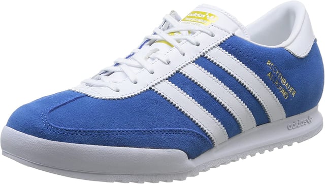Adidas Beckenbauer Herren Sneaker Blau Adidas Beckenbauer Sneaker werden von Franz Beckenbauer unterstützt, einem der größten deutschen Fußballer aller Zeiten. Er verlieh diesem Schuh sein Gesicht, das auf jedem einzelnen Zungenetikett zu sehen ist.
Obermaterial aus Leder/Wildleder
Innenmaterial aus Textil
Gummisohle
Trefoil-Profil
Schnürverschluss