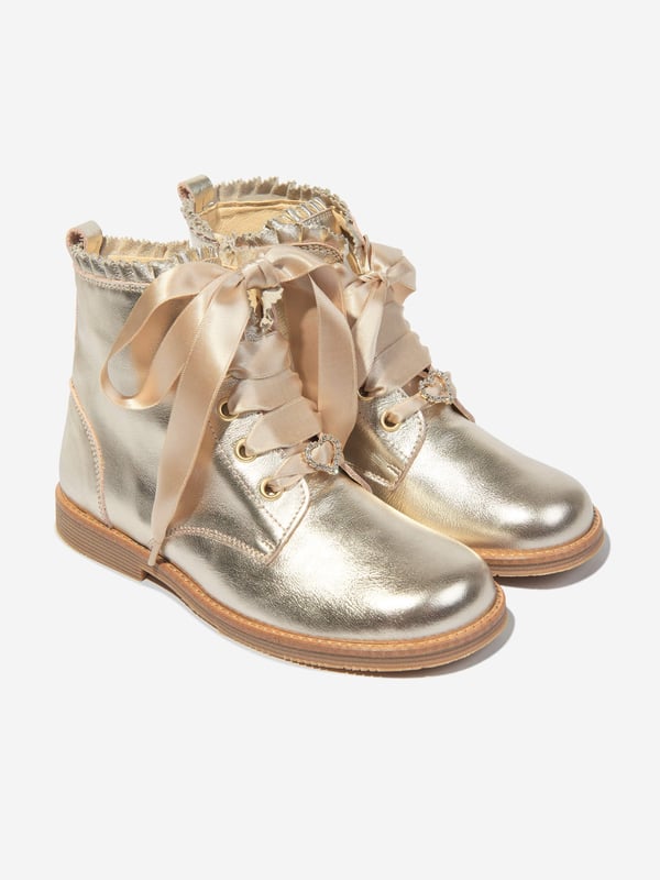 Introducing the exquisite Girls Leather Lace Up Boots in Gold by andanines, a deluxe addition to any young fashionista's AW2024 collection. These exceptional boots blend timeless design with chic modernity, perfect for stylish adventures. Key features include: Luxurious Craftsmanship: Expertly made in Spain with premium leather for a refined look and resilience. Striking Gold colour: A dazzling gold finish that captures the eye and elevates any outfit. Secure Lace-Up Design: Ensures a comfortable, adjustable fit for growing feet. Versatile Style: Ideal for both special occasions and everyday wear, offering endless pairing possibilities.Revamp your girl's wardrobe with these stunning Gold Lace Up Boots from andanines. Witness elegance and style in every step she takes!