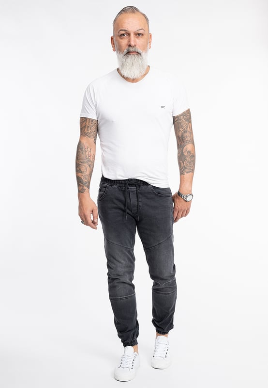 Modebewusste Herren finden bei Rock-Creek trendstarke Slim Fit Jeans, die mit ihrer figurbetonten Passform ein schlankes Bein zaubern. Die Hosen sitzen wie eine zweite Haut und bieten dank Ihres Elasthan-Anteils einen hervorragenden Tragekomfort und viel Bewegungsfreiheit. Noch dazu sehen die Herren Jeans sehr modern aus und können vielfältig kombiniert werden. Sie sind stilvolle Begleiter für das Büro, den Alltag oder die Freizeit und begeistern mit einer erstklassigen Verarbeitung.