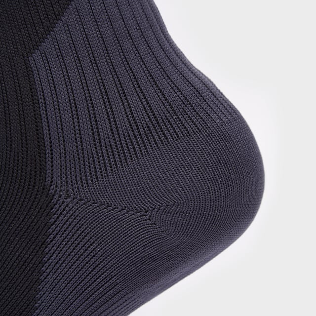 La calceta de longitud media para clima frío extremo e impermeable de Sealskinz cuenta con una membrana completamente impermeable y un forro de lana merina que mantiene tus pies frescos y secos en el sendero. Las costuras planas en la puntera con acolchado en la planta del pie evitan rozaduras dolorosas y añaden comodidad mientras absorben el impacto. - Calcetas completamente impermeables de Sealskinz - Impermeable - construcción de tres capas, que añade calidez y durabilidad - Forro de lana merina - controla la humedad y es aislante - Elastificación zonal - ajuste de cuatro vías para un 100% de movilidad - Costuras planas en la puntera - previene roces - Acolchado en la planta del pie - absorbe el impacto y reduce la presión