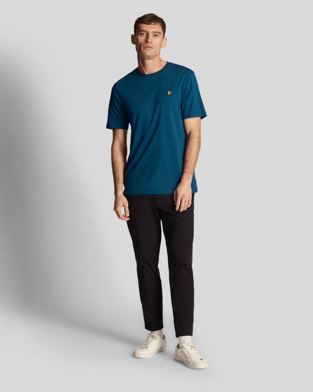 Dieses zeitlose Lyle & Scott T-Shirt ist ein Muss fur jede Garderobe. Dieses aus strapazierfahiger, weicher Baumwolle gefertigte Stuck verfugt uber ein Logo-Design auf der Brust fur ein klassisches Finish. Werten Sie Ihren Stil mit diesem zeitlosen Klassiker auf!, Grunes T-Shirt, hergestellt in Indien, 100 % Baumwolle, Markenlogo auf der Brust, kurze armel, normale Passform, fallt der Gro�e entsprechend aus, Markenaufnaher vorne links auf der Brust, Stil: TS400VOG W992