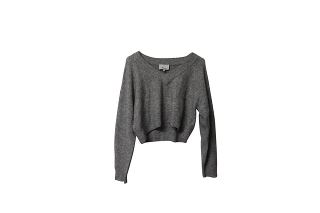 VINTAGE, RRP SOM NY
Byggd på en grund av coola, riktade garderobsbaser, handlar 3.1 Phillip Lim om stark personlig stil. En pionjär inom lyxig amerikansk sportmode, vars iögonfallande Pashli-väska gav honom CFDA-priset för Årets Accessoardesigner, är Phillip Lims designfilosofi centrerad kring en strävan efter tillgänglig, sofistikerad mode.

3.1 Phillip Lim V-ringad Tröja i Grå Polyamid
Färg: grå
Material: Polyamid
Storlek: S
Skick: utmärkt
Tecken på användning: Nej
SKU: 124040