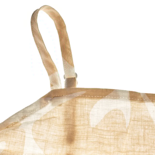 Este encantador vestido de lino para niñas combina estilo y comodidad con un diseño fresco y versátil. 

Presenta tirantes regulables que permiten un ajuste personalizado, asegurando un calce perfecto. 

La espalda cuenta con una abertura decorativa, que además es elástica, lo que le añade un toque moderno y funcional. 

Con un patrón plano y un diseño sencillo pero elegante, este vestido es ideal para los días cálidos, ofreciendo un look ligero y sofisticado para cualquier ocasión.
 Composición: Exterior: 55% Lino, 45% Algodón; Interior: 100% Algodón
 Cuidados:
- Lavar a máquina en agua fría  y ciclo delicado.
- Usar detergentes suaves.
- Usar secadora a baja temperatura.
- Planchar a bajas temperaturas.
- No lavar en seco.