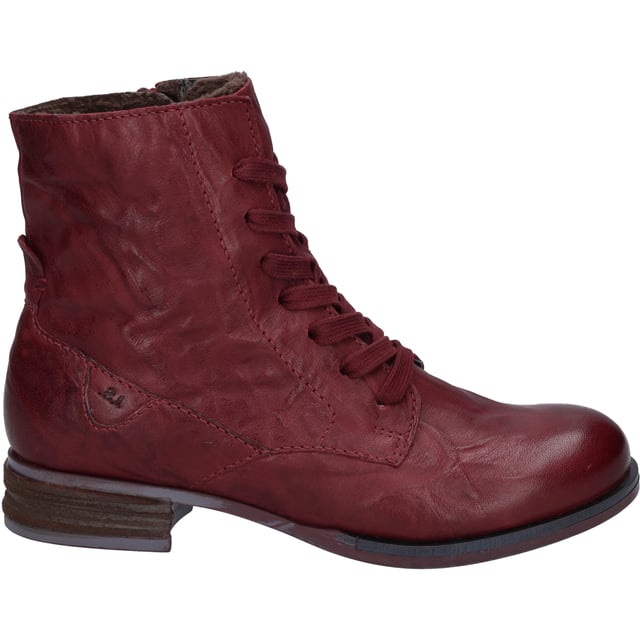 Your bootee is produced from high quality nappa leahter and is comfortable to wear. This low boot keeps your feet warm because it is made with textile. You can easily change the removable sole. The manufacturing type AGO stands for hard-wearing shoes with a very stable fit. With the shoe width G the low boot Sanja 01 offers a normal width. With this model Sanja 01 you have a classic companion for diner at your side.