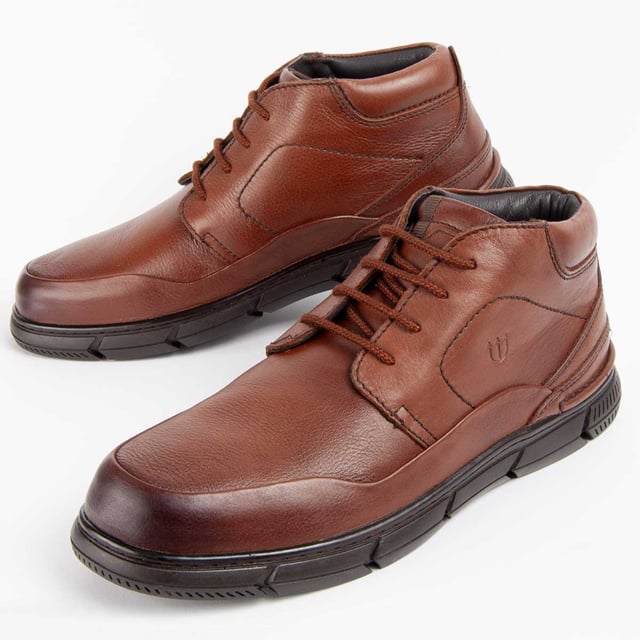 Purapiel guarantee, 10 years warranty. Men's boot. Made of 100% natural leather free of Chromium VI. Top quality materials. Non-slip rubber sole. Waterproof membrane. Padded insole. Manufactured by other brands for our brand.