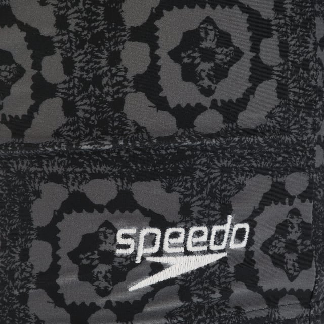Heren Speedo Valmilton Aquashort in zwartgrijs.- taille met koord.- Vormvast.- Monochrome abstracte palmbladerenprint.- Hogere chloorbestendigheid dan standaard zwemkledingstoffen - blijft langer als nieuw met CREORA® HighClo™.- Nylon garens in de EnduraFlex stof.- Body: 80% Polyamide, 20% Elastaan. Voering: 100% Polyester. Ref: 800303115749Let op: retourzendingen worden alleen geaccepteerd als het hygiënelabel nog aan het product bevestigd is.