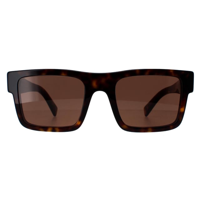 Las gafas de sol Prada PR19WS 2AU8C1 tortoise marrón oscuro son un diseño moderno fabricado con material de acetato de alta calidad que garantiza durabilidad y comodidad. Las patillas están decoradas con el icónico logotipo de Prada, que añade un toque de sofisticación. Estas gafas de sol son perfectas para cualquier ocasión, ya sea un día al sol o una salida nocturna por la ciudad.