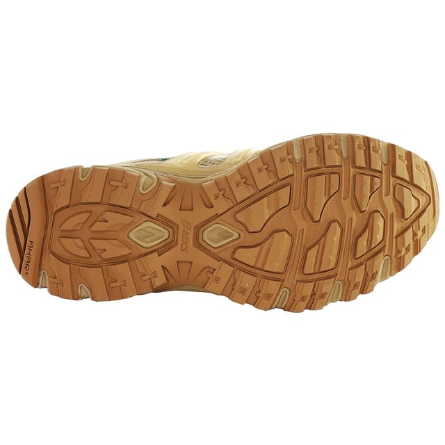 Adéntrate en estilo y rendimiento con las zapatillas beige Asics x A.P.C Gel-Sonoma 15-50 para hombres, un esfuerzo colaborativo que combina la experiencia técnica de Asics con la estética minimalista y refinada de A.P.C.

Características clave:

Diseño colaborativo: Asics a menudo colabora con marcas de moda como A.P.C para crear calzado único y elegante que fusiona funcionalidad con moda contemporánea.

Tecnología Gel: Espera la incorporación de la tecnología de amortiguación Gel de Asics, que proporciona comodidad reactiva y amortiguadora para una experiencia de uso suave.

Herencia de la serie Sonoma: La serie Gel-Sonoma es conocida por su herencia en carreras por senderos, con suelas duraderas y diseños robustos. Sin embargo, la colaboración puede introducir elementos vanguardistas.

Materiales premium: Las colaboraciones a menudo implican el uso de materiales de alta calidad, asegurando tanto estilo como calidad en la construcción de las zapatillas.

Tracción inspirada en senderos: La serie Gel-Sonoma incluye típicamente suelas con un patrón de banda de rodadura inspirado en carreras por senderos, proporcionando tracción confiable en diversas superficies.

Toque minimalista de A.P.C: A.P.C es conocida por sus diseños minimalistas y limpios. La colaboración puede incorporar estos principios de diseño en la estética general de las zapatillas.

Edición limitada: Las colaboraciones suelen ser ediciones limitadas, lo que agrega exclusividad al diseño y las convierte en objetos de colección muy deseados.