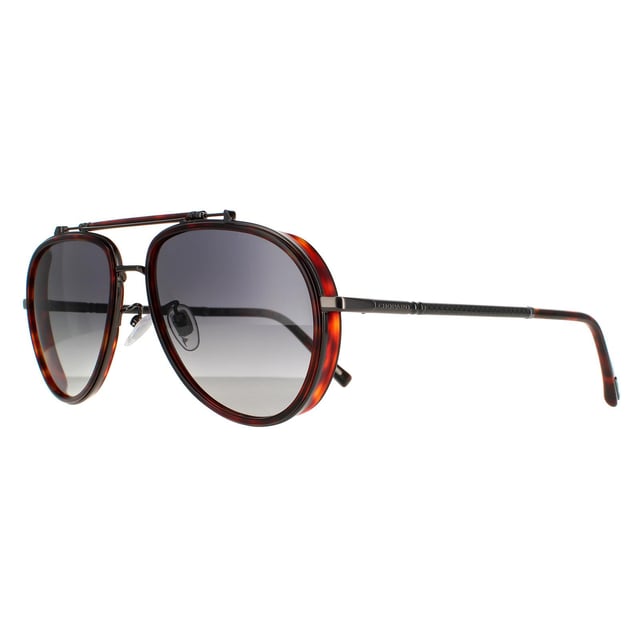 Las gafas de sol Chopard Aviator Hombre Marrón Miel Habana Humo Gradiente Polarizadas SCHF24 son un atrevido estilo aviador fabricado en metal ligero. El diseño de doble puente y las plaquetas nasales de silicona garantizan un ajuste cómodo en todas las direcciones. El logotipo de Chopard figura en el interior de las finas patillas para garantizar la autenticidad de la marca.