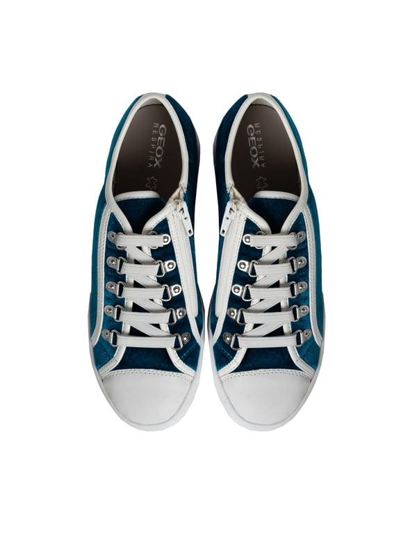 Atados con cordones, estos zapatos únicos proporcionan un ajuste excelente y estabilidad, lo que los hace ideales para largas caminatas y desafíos diarios.

La punta redonda brinda comodidad y espacio para los dedos, lo que es especialmente importante durante el uso prolongado, además de añadir a los zapatos un encanto clásico y atemporal.

La suela con logo no solo es un elemento de diseño, sino también una garantía de calidad y autenticidad, que distingue a estos zapatos de otros.

El adorno de cremallera lateral no solo facilita ponerse y quitarse los zapatos, sino que también añade un toque moderno que atrae la mirada y resalta el estilo único de los zapatos.

Hechos de cuero ecológico de alta calidad, estos zapatos no solo son estilosos, sino también respetuosos con el medio ambiente, lo que los convierte en una excelente elección para consumidores conscientes.

Empacados en una caja de la marca, estos zapatos son el regalo perfecto que seguramente traerá una sonrisa a la cara de la persona agasajada, destacando la atención a cada detalle.
