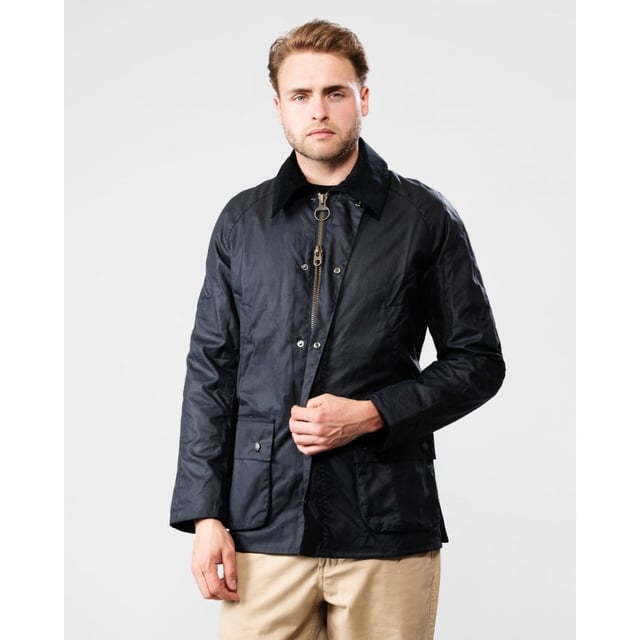 A rework of the contemporary engineered Bedale.

Mediumweight 6oz Barbour Sylkoil wax outer
Barbour Tartan lining
Washed cord collar
Nylon dripstrip
Inner patch pocket
Sponge clean only
Hood Available Separately