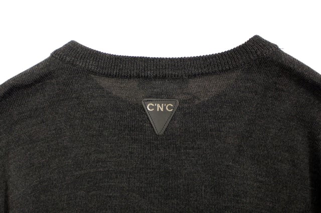 Fantastisk Costume National CNC grå rayonblandning crewnecktröja pullover  
Helt ny med taggar  
Klassisk design med rund hals  
Logodetaljer  
Tillverkad i Italien  
Materialkomposition: 90% rayon 6% acetat 4% polyester  
Inkluderar originaltaggar och påse från butiken  
Material: 90% rayon 6% acetat 4% polyester
