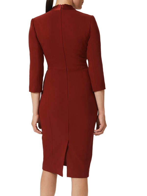 Elevate your style with the Alisa Dress in Deep Vermillion, perfect for any casual occasion. Its midi length paired with a sophisticated boat neckline and 3/4 sleeves offers a timeless look, while the seamless recycled polyester blend ensures both comfort and sustainability.
