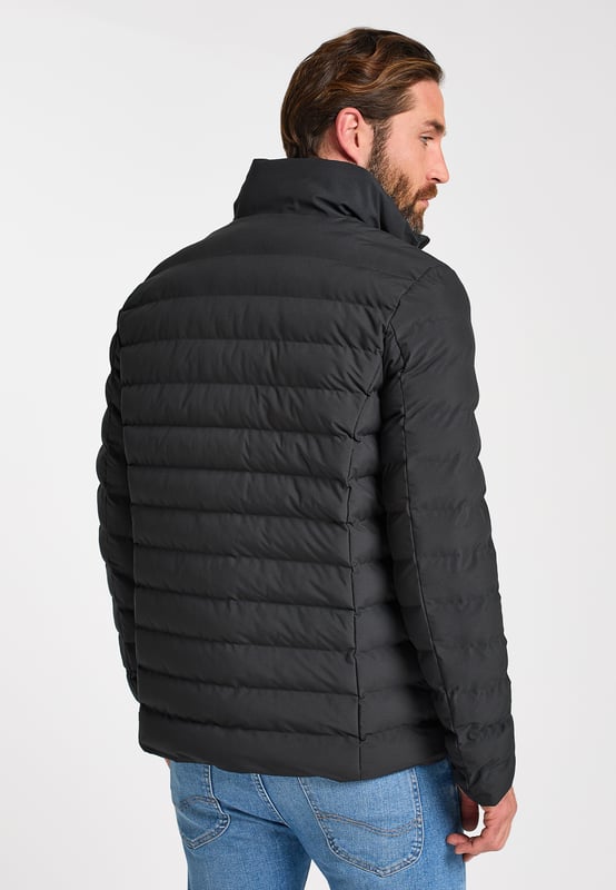 Cool uiterlijk - functionele prestaties. Outdoorspecialist ICEBOUND levert met deze gewatteerde jas een allround zorgeloos pakketje. Het zachte materiaal is gecoat met polyurethaan, waardoor de buitenstof water- en winddicht is. Volgens de nieuwste ontwikkeling zijn de afzonderlijke kamers niet meer gewatteerd, maar gelijmd, wat het voordeel heeft dat vocht niet meer in de zwakke punten van de naden kan dringen. Twee zijzakken met ritssluiting en een binnenzak maken de doordachte winteroutfit compleet.  Overgangsjas / Winterjas
