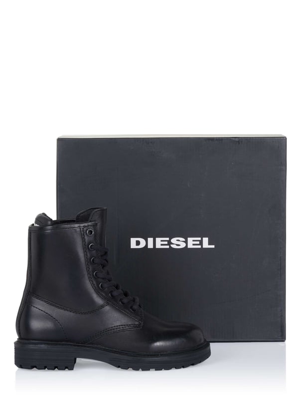 100% cuero; botas Diesel Alabhama;  Modelo: Y02732PR013 T8013;  Mano de obra de alta calidad;  100% cuero;  Cordones clásicos;  punta redonda;  Suela de goma antideslizante;  Altura del eje: 19,5 cm;  Altura de la suela: 2 cm;  Altura del tacón: 1,7 cm;  Detalles del logotipo diésel