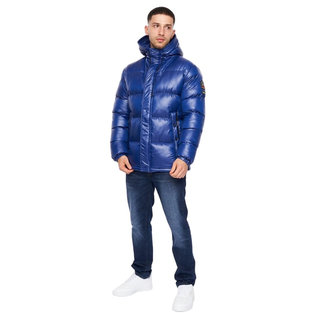 Materialzusammensetzung (%): 100% Polyester. Gewebe: Ripstop-Gewebe. Design: Logo, Gesteppt. Abzeichen, Griffplatte mit Warenzeichen, Metall-Ösen. Bündchen: Elastisch. Mit Kapuze. Langärmlig. Kapuzenmerkmale: mit Kordelzug, angenähte Kapuze. Taschenart: Zwei Seitentaschen, Reißverschluss, Bolzenbefestigung. Durchgehender Reißverschluss, Druckknopf. Finish: Hochglanz.