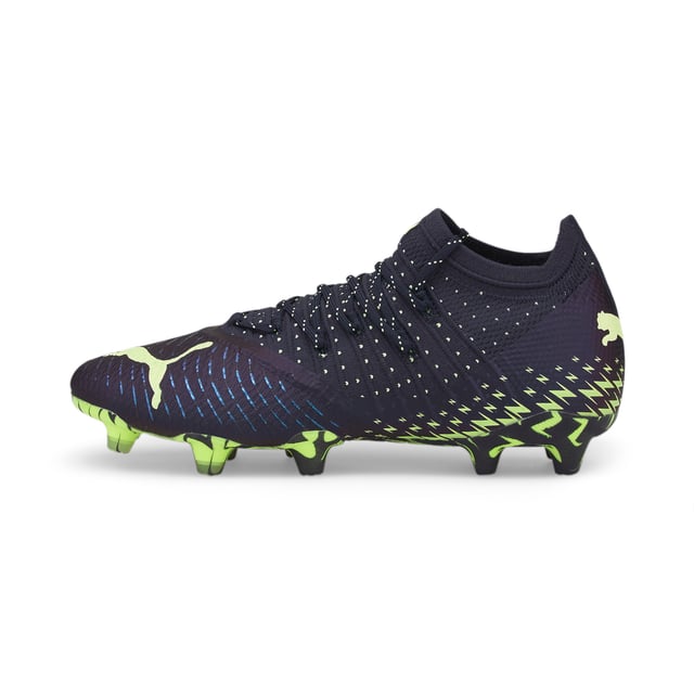 PRODUCT STORY Spelers, maak je klaar om ze gek te maken met de FUTURE 1.4 - de schoen voor de meest creatieve speler op het veld. Met een adaptieve FUZIONFIT+ compressieband over de voet die zorgt voor de ultieme pasvorm en ondersteuning - zelfs als de schoen zonder veters wordt gedragen - en een lichtgewicht stevige zoolplaat, heb je alles wat je nodig hebt om het spel op jouw manier te spelen. Functies en voordelen Pasvorm voor dames: Dit product is ontworpen voor de vrouwelijke voet, op basis van pasvormtests en feedback van vrouwelijke atleten, zodat jij je stempel kunt drukken op het veldFUZIONFIT+: Adaptieve compressietechnologie die je voet vastzet en explosievere bewegingen op het veld mogelijk maaktGRIP CONTROL PRO: Superdunne getextureerde huid ontworpen voor verbeterde balcontrole, ongeacht de veldomstandigheden DETAILS SokconstructieNano-griptechnologieAdvanced Creator ZonesDynamic Motion System buitenzoolFG/AG: Firm Ground/Artificial GroundPUMA Cat Logo op de hiel