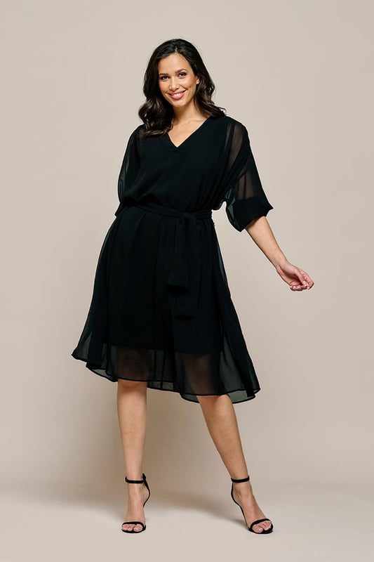 Kies voor elegantie en comfort met deze modieuze zwarte kaftan. Deze zomerse kaftan met driekwart mouwen heeft elegante, wijd uitlopende mouwen die nonchalant over de schouders vallen. De tijdloze zwarte kleur maakt dit kledingstuk een trendy aanvulling op elke garderobe. Het elastiek aan de onderkant zorgt voor een smock-effect, terwijl de diepe V-hals en oversized pasvorm de kaftan een modieuze uitstraling geven. Gemaakt van semi-transparante voile stof met bijpassende onderjurk voor een luchtig effect, terwijl de bijpassende losse ceintuur de taille mooi accentueert. Dit oversized model biedt een casual en comfortabele look, terwijl je toch volledig vrouwelijk blijft.