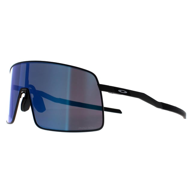 De Oakley Sutro TI OO6013-04 satin lead prizm sapphire zonnebril is een stijlvol en functioneel accessoire waarmee je er de hele dag goed uit blijft zien. Met een gedurfd en modern ontwerp, zal deze zonnebril zeker de aandacht trekken waar je ook gaat. Het montuur is gemaakt van lichtgewicht en duurzaam O-Matter materiaal, dat een comfortabele en stevige pasvorm biedt voor langdurig gebruik.  Deze zonnebril is ook voorzien van Oakley's gepatenteerde Three-Point Fit, die ervoor zorgt dat het montuur je hoofd alleen raakt bij de brug van je neus en achter je oren. Dit vermindert drukpunten en zorgt voor een comfortabele pasvorm om de hele dag te dragen. Unobtainium oorschelpen en neuskussentjes zorgen voor een veilige en comfortabele pasvorm, zelfs tijdens zweterige activiteiten.