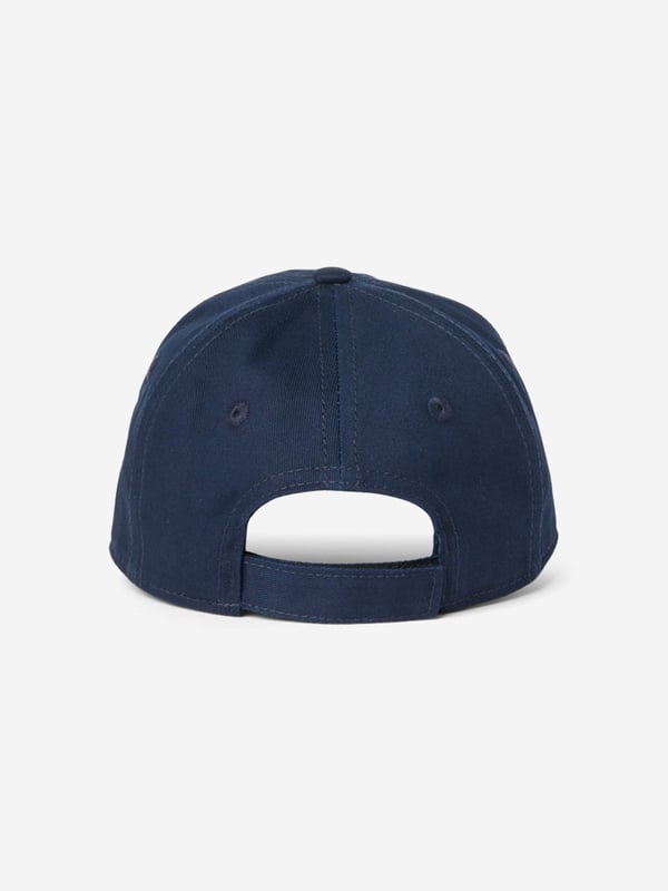 Introducing the Kids Big Bookish Baseball Cap in Navy by Off-White, a chic accessory for both boys and girls for AW2024. Elegantly designed to complement their cool-weather wardrobe, here are the key features:‚ Sleek Navy Hue: A deep blue shade that pairs effortlessly with any outfit.  ‚ Premium Quality: Crafted with top-notch materials for durability and comfort.  ‚ Versatile Style: Perfect for casual outfits or adding a trendy twist to dressier looks.  ‚ Signature Off-White Design: Features subtle branding that adds an exclusive touch. Elevate your child's style with this must-have baseball cap!