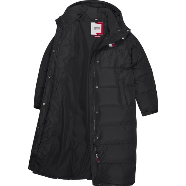 Dames jas van het merk Tommy Jeans in de kleur zwart. De jas is gemaakt van gerecycled polyester en heeft een normale pasvorm. Op de borst zit het iconische Tommy logo.  Merk: Tommy JeansModelnaam: Alaska Long Puffer JacketCategorie: dames jasMaterialen: gerecycled polyesterKleur: zwart