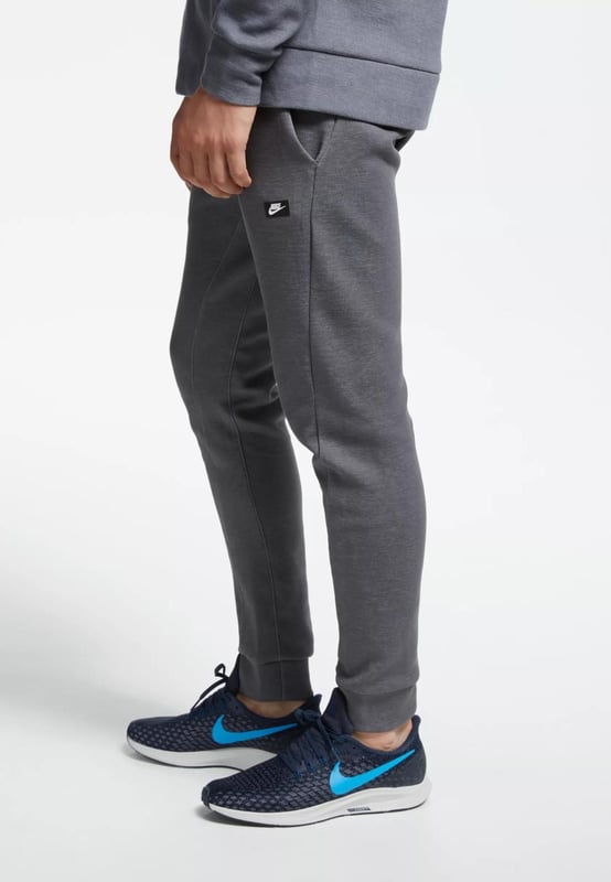 Der Nike Sportswear Optic Herren Fleece Crewneck Trainingsanzug hat einen hohen Baumwollanteil, ist sehr weich und angenehm zu tragen, schränkt die Bewegung nicht ein und speichert die Wärme perfekt. - - .   Raglan ist aus Polyester, die Verschleißfestigkeit, Pflegeleichtigkeit, Elastizität und Haltbarkeit bietet. - - .   Das Modell wird nicht nur bei Sportlern gefragt sein, sondern auch bei denen, die diesen Kleidungsstil einfach für jeden Tag mögen. - - .   Die Baumwolle im Produkt fühlt sich angenehm an, "atmet" gut, gibt ein Gefühl von Natürlichkeit und Komfort, und die Kängurutasche wärmt Ihre Hände bei kaltem Wetter. - - .
