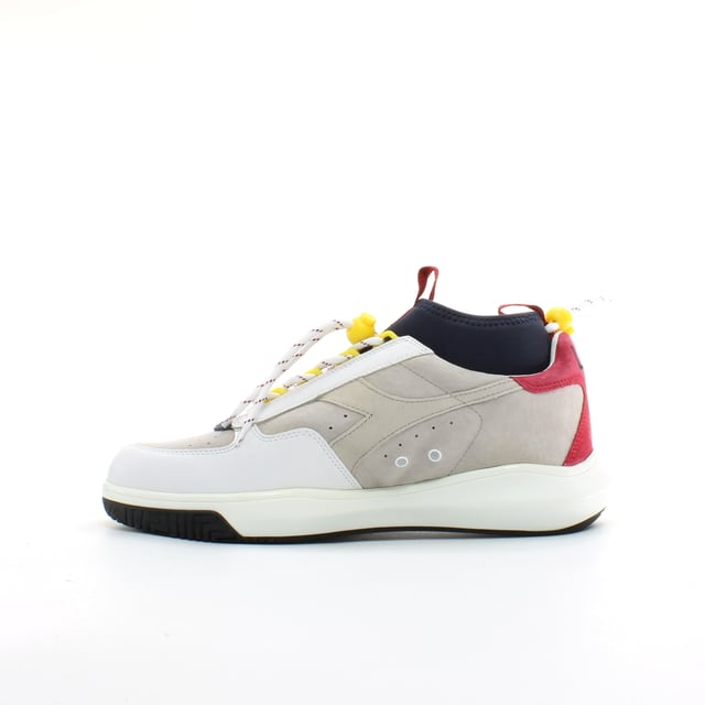 Die Diadora Borg Original Suede Turnschuhe sind eine Rückkehr eines Old Skool Klassikers von einer führenden Marke aus den 80ern. Diadora ist ein wichtiger Akteur auf unserer Website und zu Recht Funktionen in Nick Loves The Firm auf viele der wichtigsten Casual Gangs. Der Trainer hat ein weißes Obermaterial aus Wildleder mit weißem Diadora-Branding und einer weißen Sohle. Ein toller, leicht zu tragender Schuh, der eine niedrige Silhouette hat und sicherlich knackig und frisch aussieht.