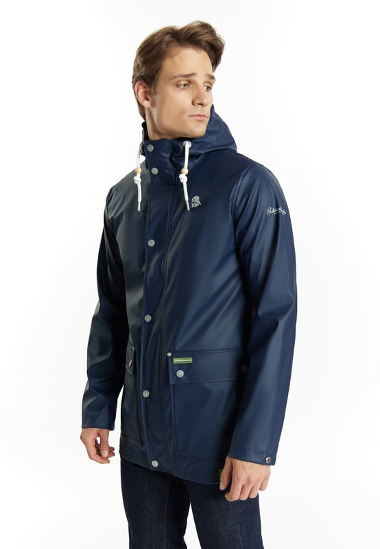 Mit dieser Schmuddelwedda Regenjacke machen Sie auch bei ungemütlichem Wetter eine gute Figur. Gefertigt aus einem modernen, nachhaltig recycelten Polyester, können Sie auf das beschichtete wasser- und winddichte Material vertrauen. Dafür sorgt auch der verdeckte Reißverschluss, die verstellbare Kapuze mit Stehkragen sowie die versiegelten Nähte. Ergänzt wird das Design durch die aufgesetzten XL-Pattentaschen, eine Innentasche sowie durch den typischen Seemanns-Print auf der Brust.  Regenjacke