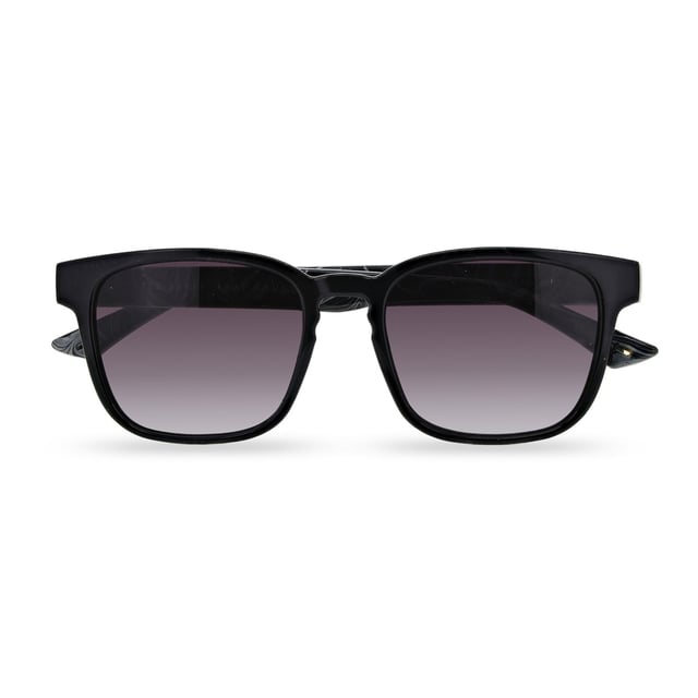 Ted Baker TB1635 001 zwartgrijs gradiënt zonnebril is een perfecte mix van klassiek en eigentijds design. Deze zonnebril heeft een tijdloze vierkante vorm met een volledig omrand montuur gemaakt van hoogwaardig acetaat. Het iconische Ted Baker logo is prominent weergegeven op de slapen, waardoor de bril een vleugje design uitstraling krijgt. De TB1635 zijn perfect voor elke gelegenheid, of je je nu kleedt voor een speciaal evenement of gewoon boodschappen doet op een zonnige dag.