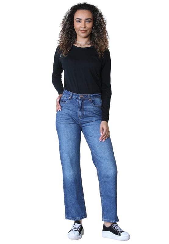 MYT dames wijde pijpen High Waisted jeans zijn gemaakt van hoogwaardige denimstof.- -. Hij zit hoog en nauwsluitend op de taille met een dramatisch A-lijn beensilhouet dat naadloos aansluit op je heupen.- -. De five-pocket styling en knoop- en ritssluiting zorgen voor een klassieke touch. Een merklabel op de achterkant zorgt voor een kenmerkende afwerking. De stof is gemengd met 2% elasthaan wat lichte bewegingsvrijheid en comfort geeft.- -. Het klassieke wide leg straight fit ontwerp van deze jeans voor dames maakt hem ongelooflijk veelzijdig.- -. Combineer ze met je favoriete blouse of een casual T-shirt.